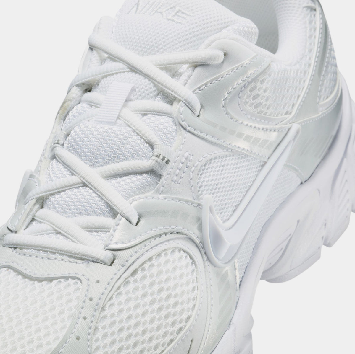 V5 RNR Mens Running Shoes (White/Metallic Silver)