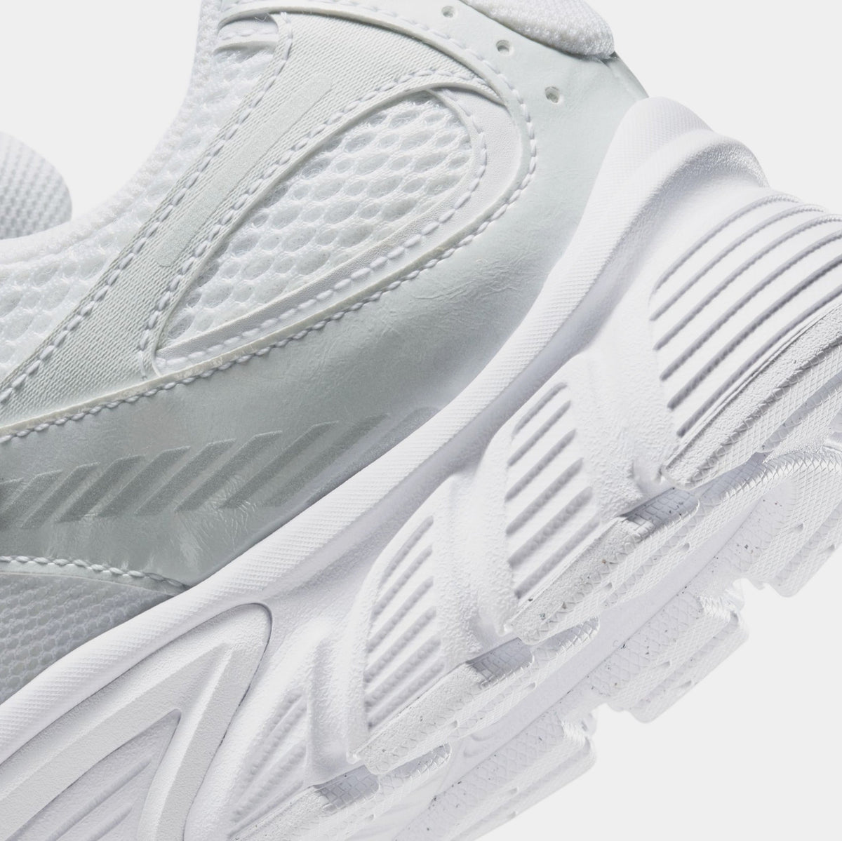 V5 RNR Mens Running Shoes (White/Metallic Silver)