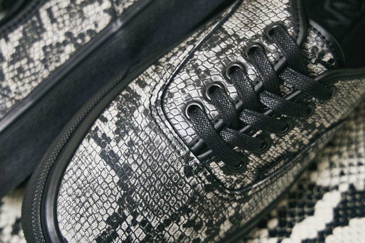 688082-0001 BILLY'S Exclusive Vans Authentic Year of the Snake Black (Men's)