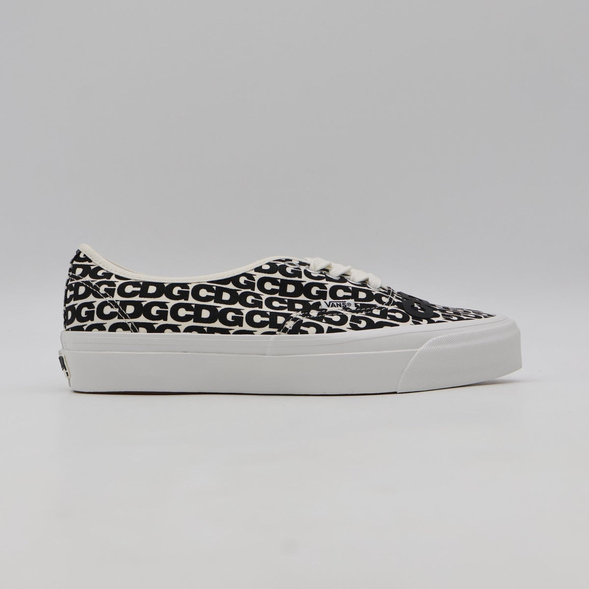 VN000EEUUY6 CDG (COMME des GARCONS) Ã OTW by Vans Authentic White (Men's)