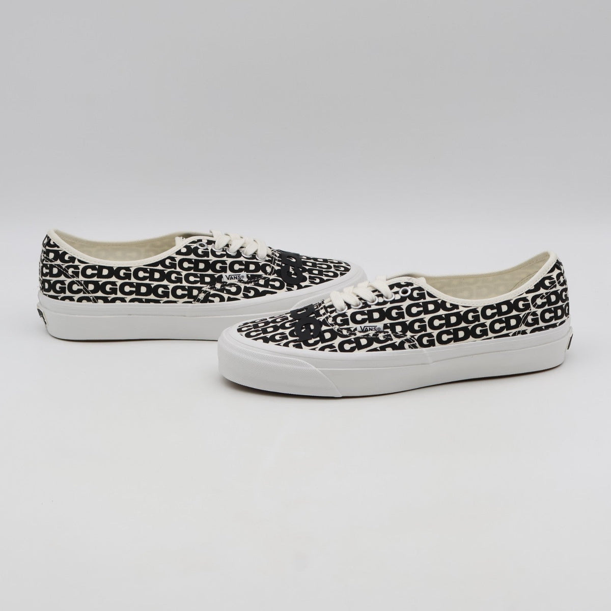 VN000EEUUY6 CDG (COMME des GARCONS) Ã OTW by Vans Authentic White (Men's)