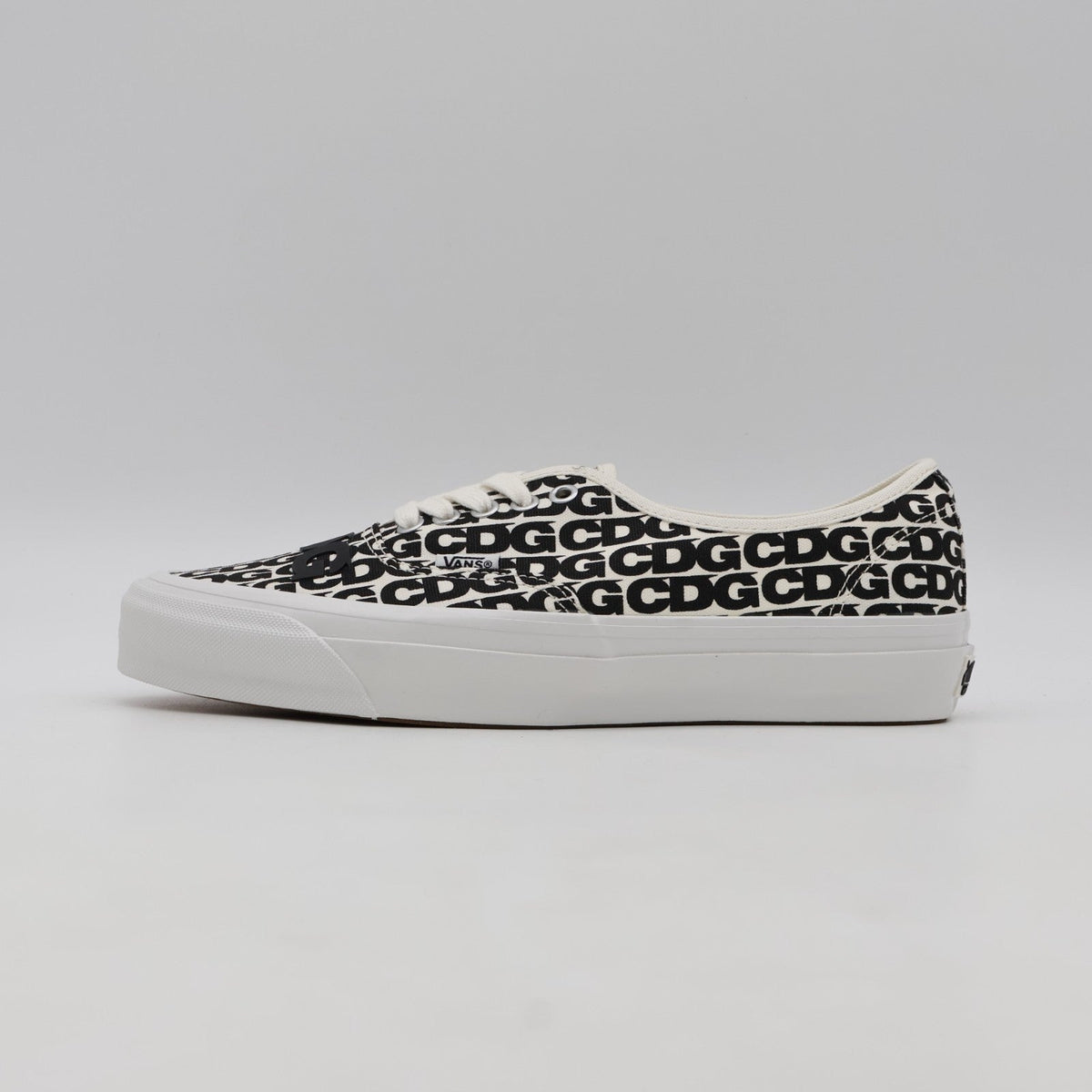 VN000EEUUY6 CDG (COMME des GARCONS) Ã OTW by Vans Authentic White (Men's)